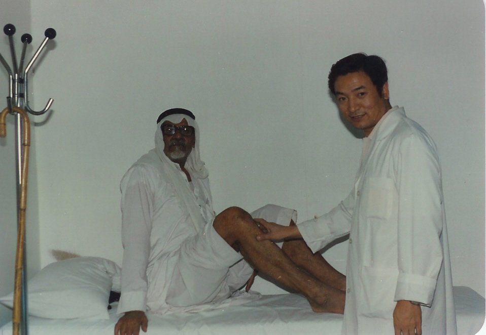 1987年在科威特给当地阿拉伯人针灸.jpg
